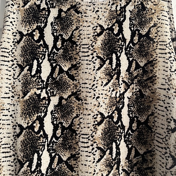 Women’s snakeskin print sleeveless blouse - Picture 2 of 7